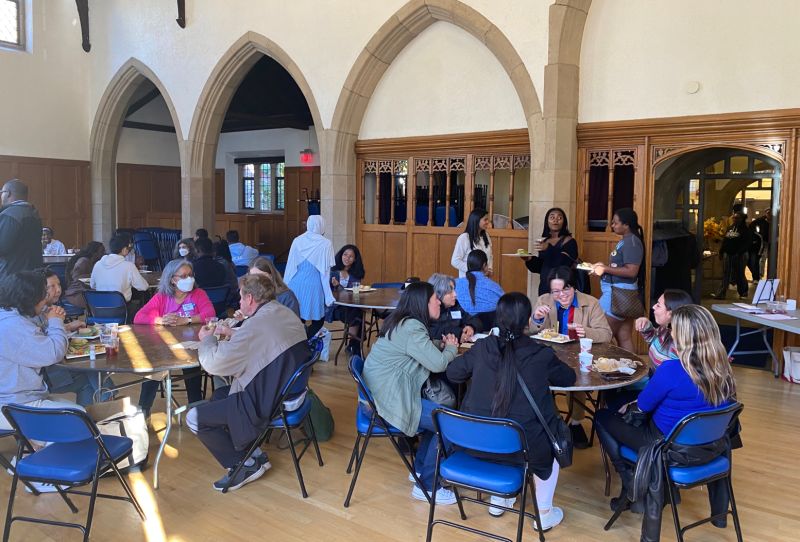 Students, family members, and alumni eating at tables